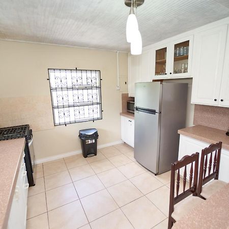 Spacious 3-Bedroom Home - Regency Park بريدج تاون المظهر الخارجي الصورة