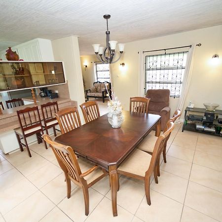 Spacious 3-Bedroom Home - Regency Park بريدج تاون المظهر الخارجي الصورة