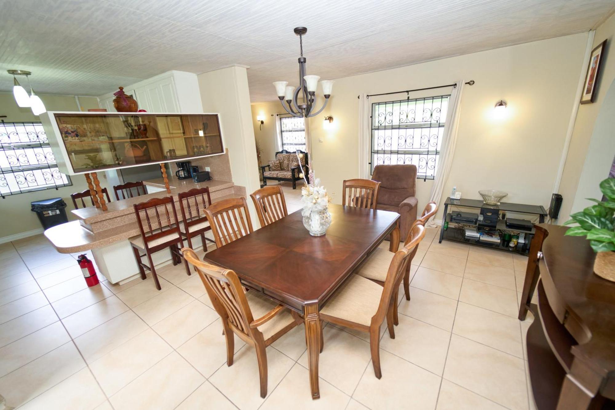 Spacious 3-Bedroom Home - Regency Park بريدج تاون المظهر الخارجي الصورة