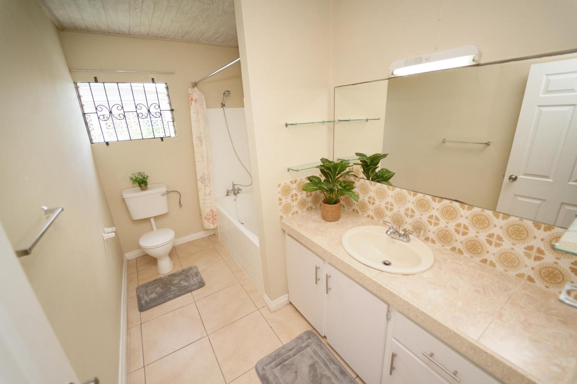 Spacious 3-Bedroom Home - Regency Park بريدج تاون المظهر الخارجي الصورة
