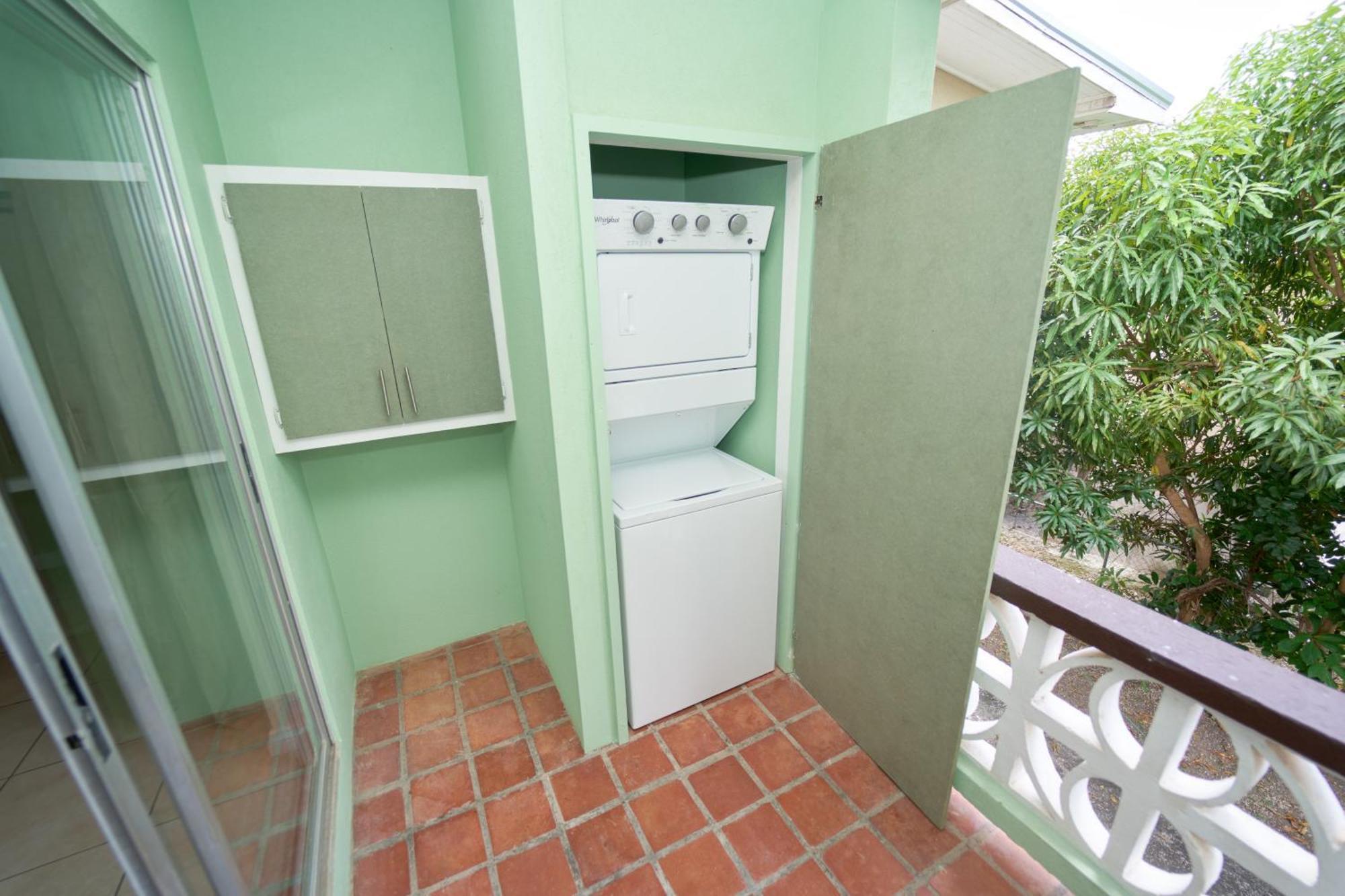 Spacious 3-Bedroom Home - Regency Park بريدج تاون المظهر الخارجي الصورة