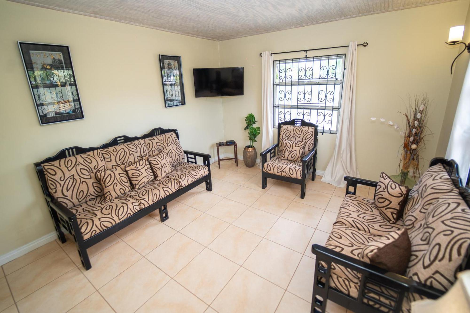 Spacious 3-Bedroom Home - Regency Park بريدج تاون المظهر الخارجي الصورة